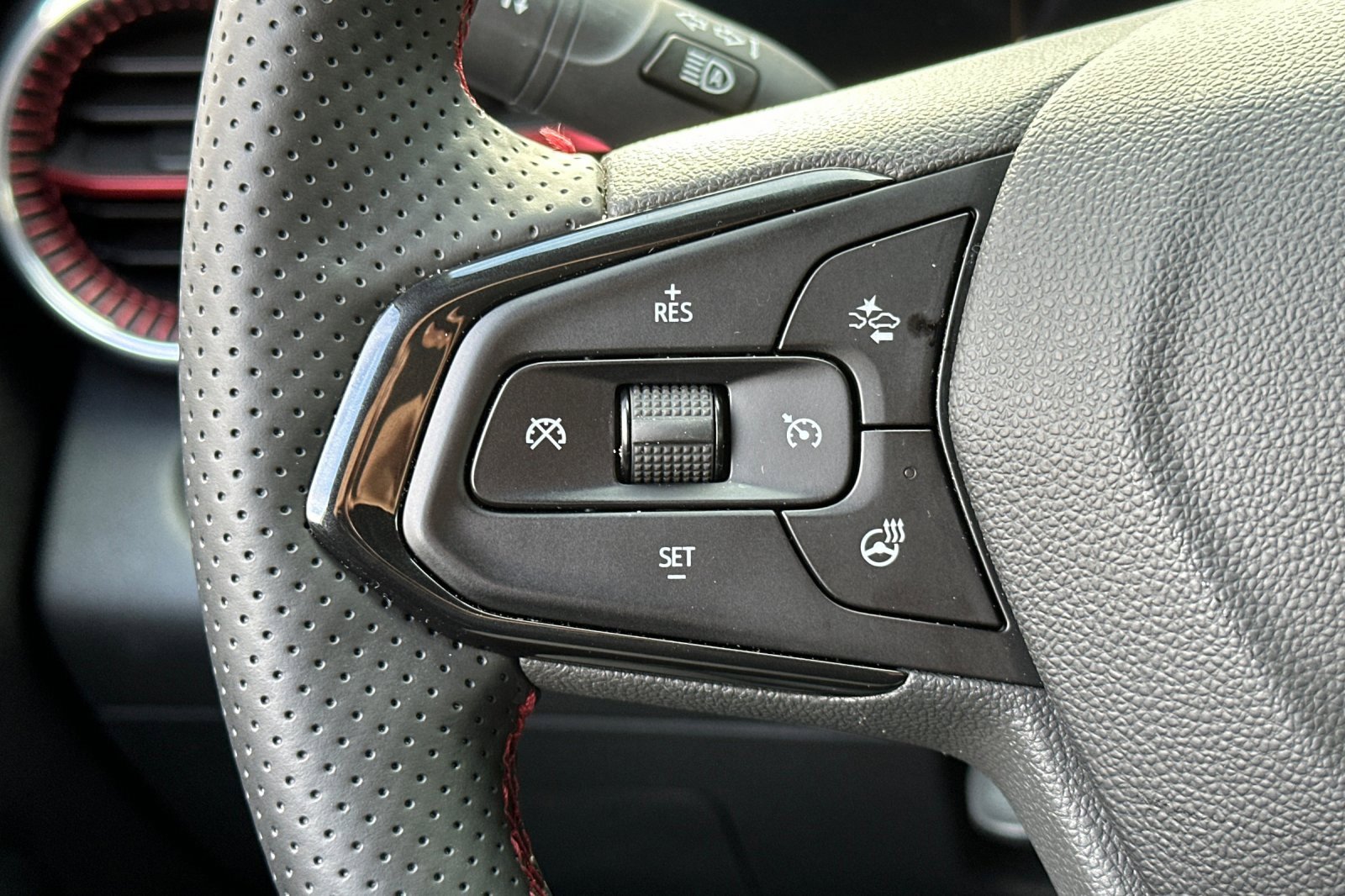 Used 2025 Chevrolet Trax RS w/ Driver Confidence Package image 36