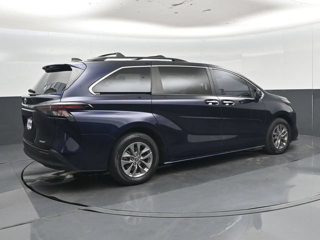 Used 2023 Toyota Sienna XLE FWD image 3