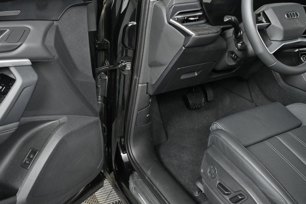 New 2025 Audi Q5 Premium Plus w/ Premium Plus AWD/4WD image 7