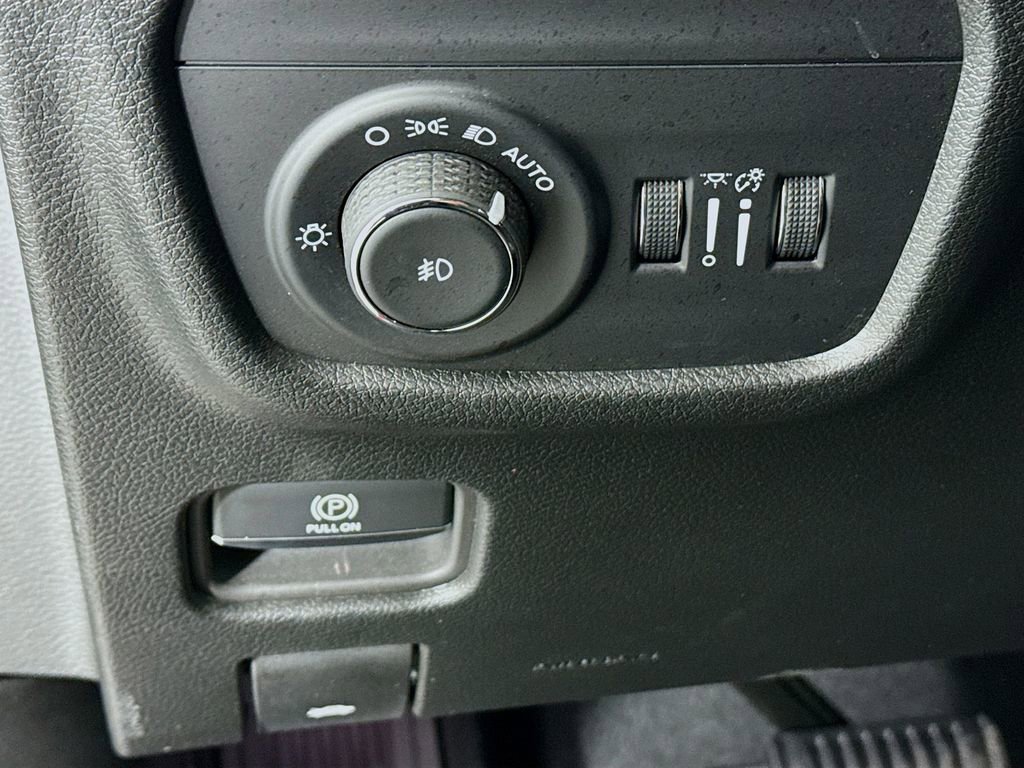 Used 2025 Jeep Grand Cherokee Limited w/ Trailer Tow Package AWD/4WD image 11