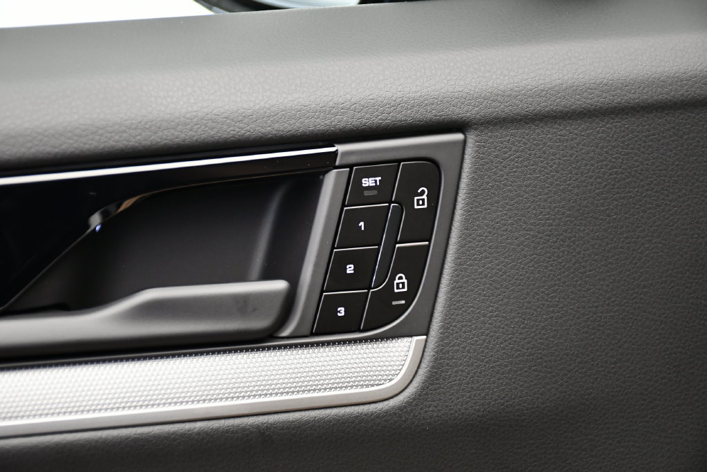 Certified 2025 Porsche Cayenne E-Hybrid Coupe AWD/4WD image 38