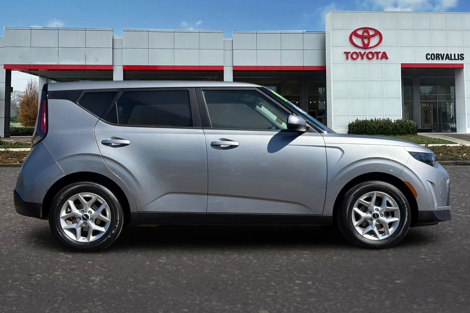 Used 2025 Kia Soul LX w/ LX Technology Package image 3