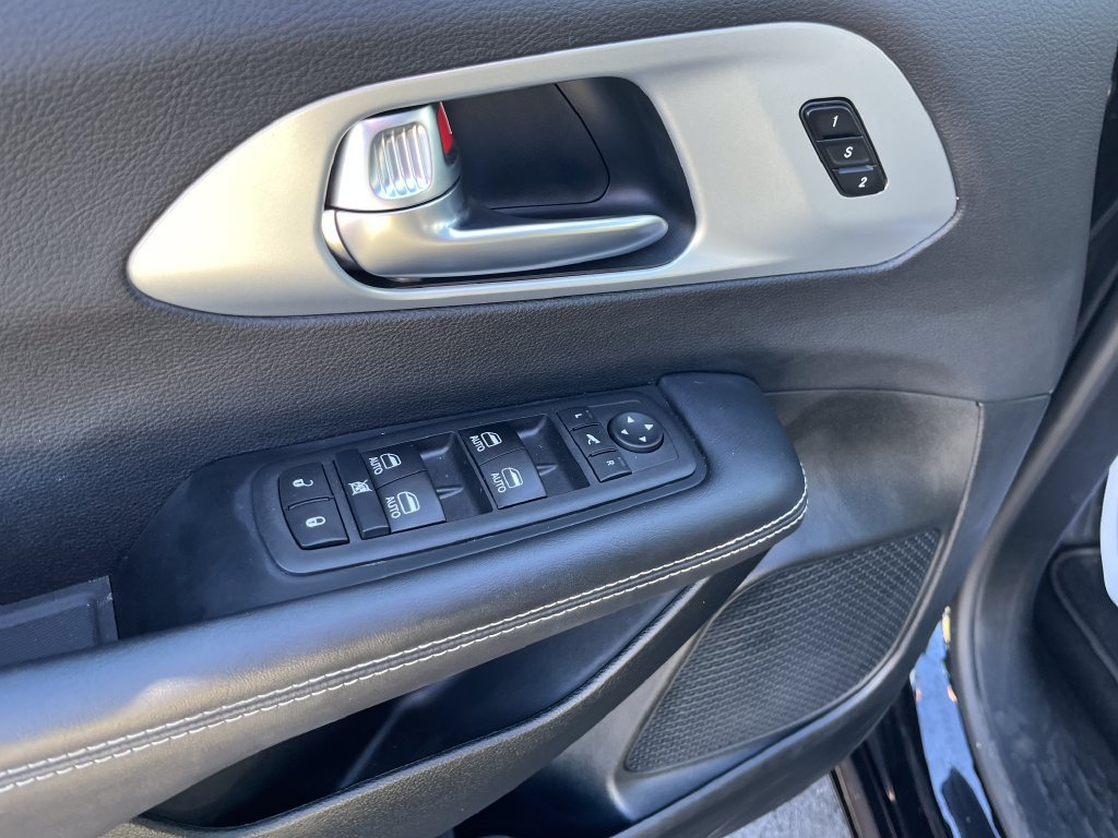 Used 2026 Chrysler Pacifica Limited FWD image 10