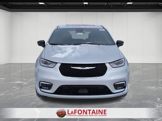 New 2026 Chrysler Pacifica Limited w/ Uconnect Theater Family Group image 8