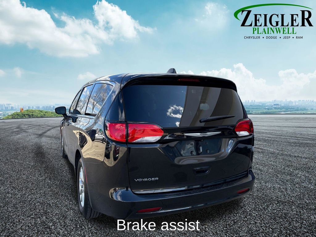 Used 2022 Chrysler Voyager LX image 5