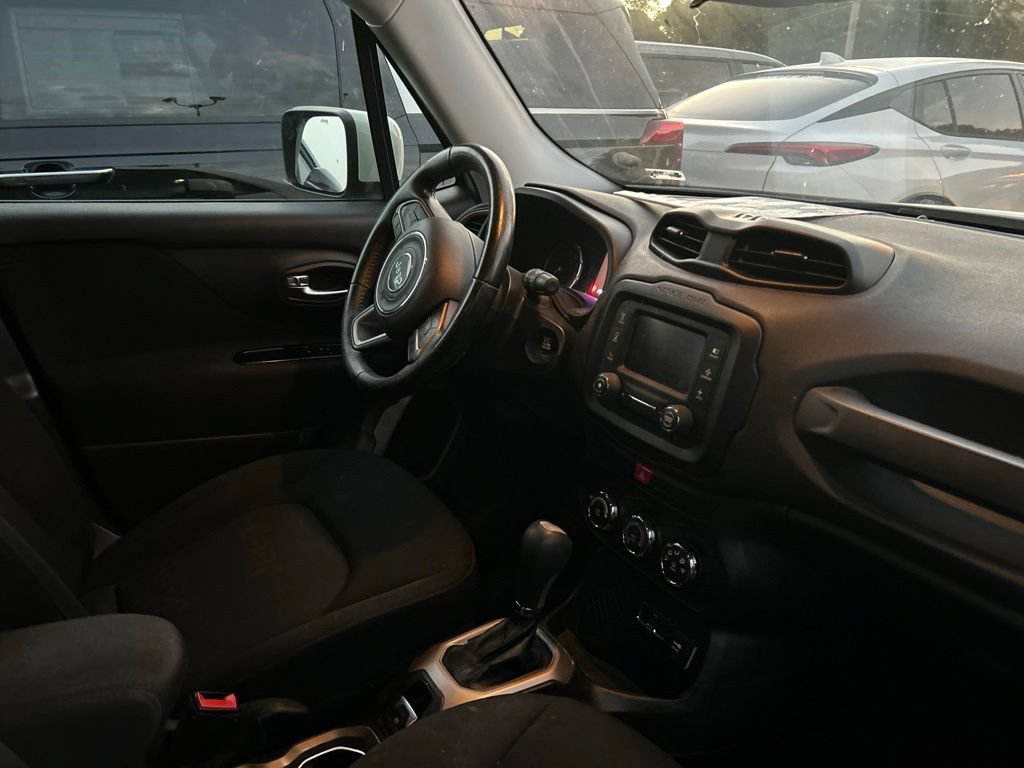 Used 2016 Jeep Renegade Latitude FWD image 8