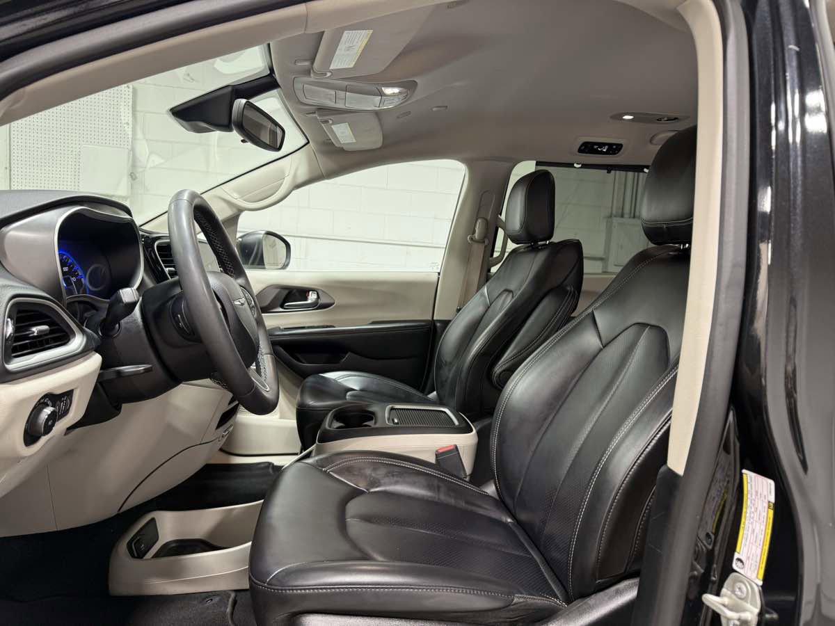 Used 2023 Chrysler Pacifica Touring-L image 14