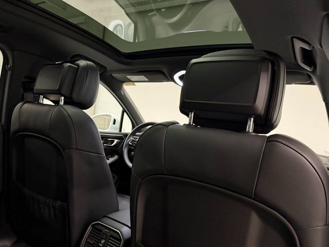 Certified 2025 Porsche Macan AWD/4WD image 24