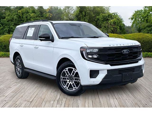 Certified 2025 Ford Expedition Active image 3