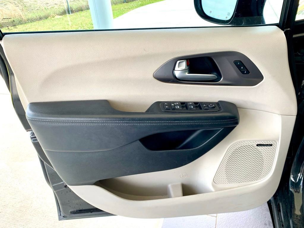 Used 2018 Chrysler Pacifica Limited w/ Tire & Wheel Group image 10