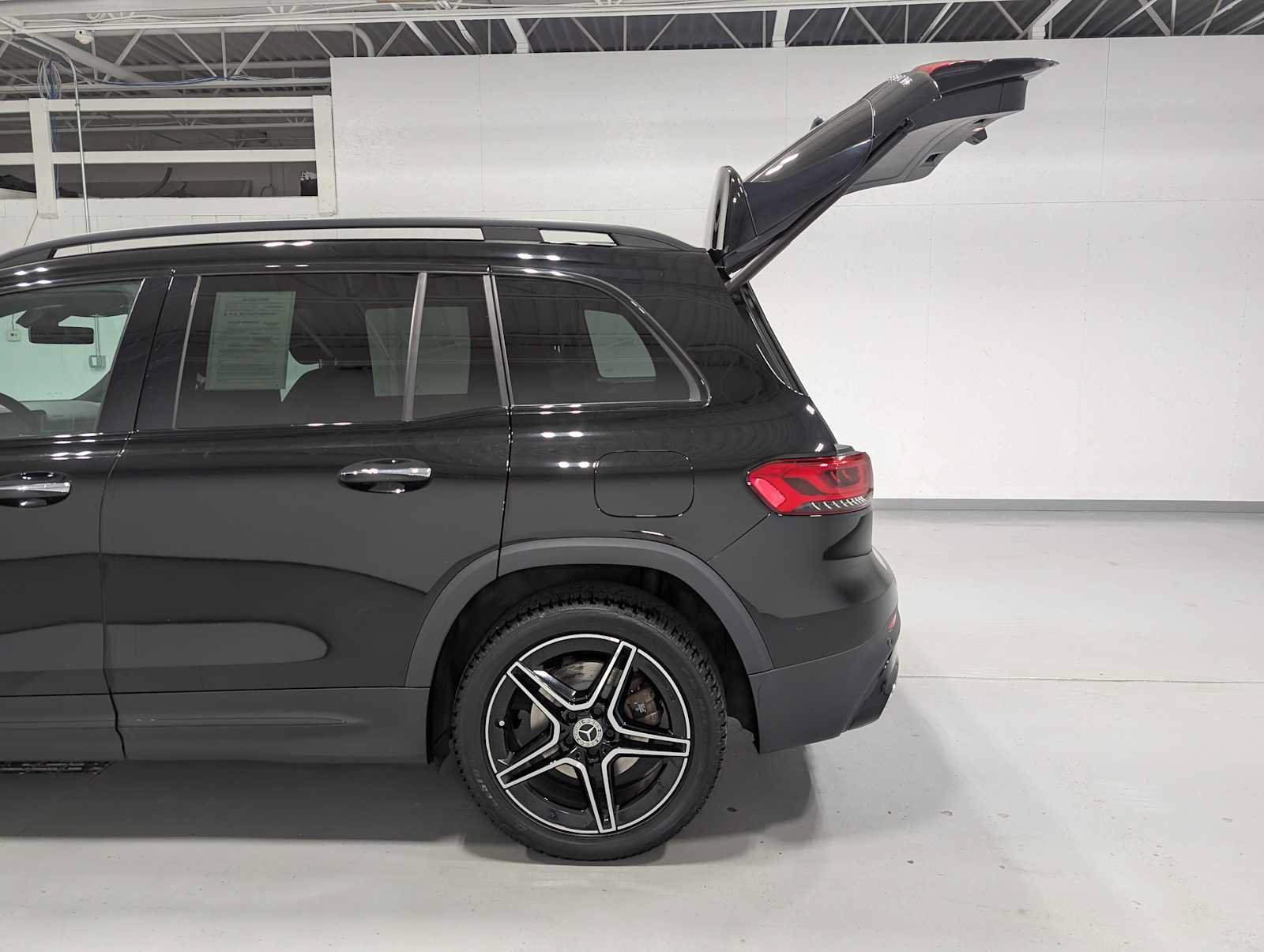 Used 2023 Mercedes-Benz GLB 250 4MATIC image 11