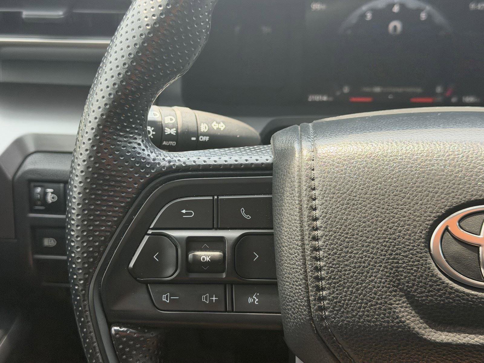 Used 2024 Toyota Tacoma SR5 AWD/4WD image 12