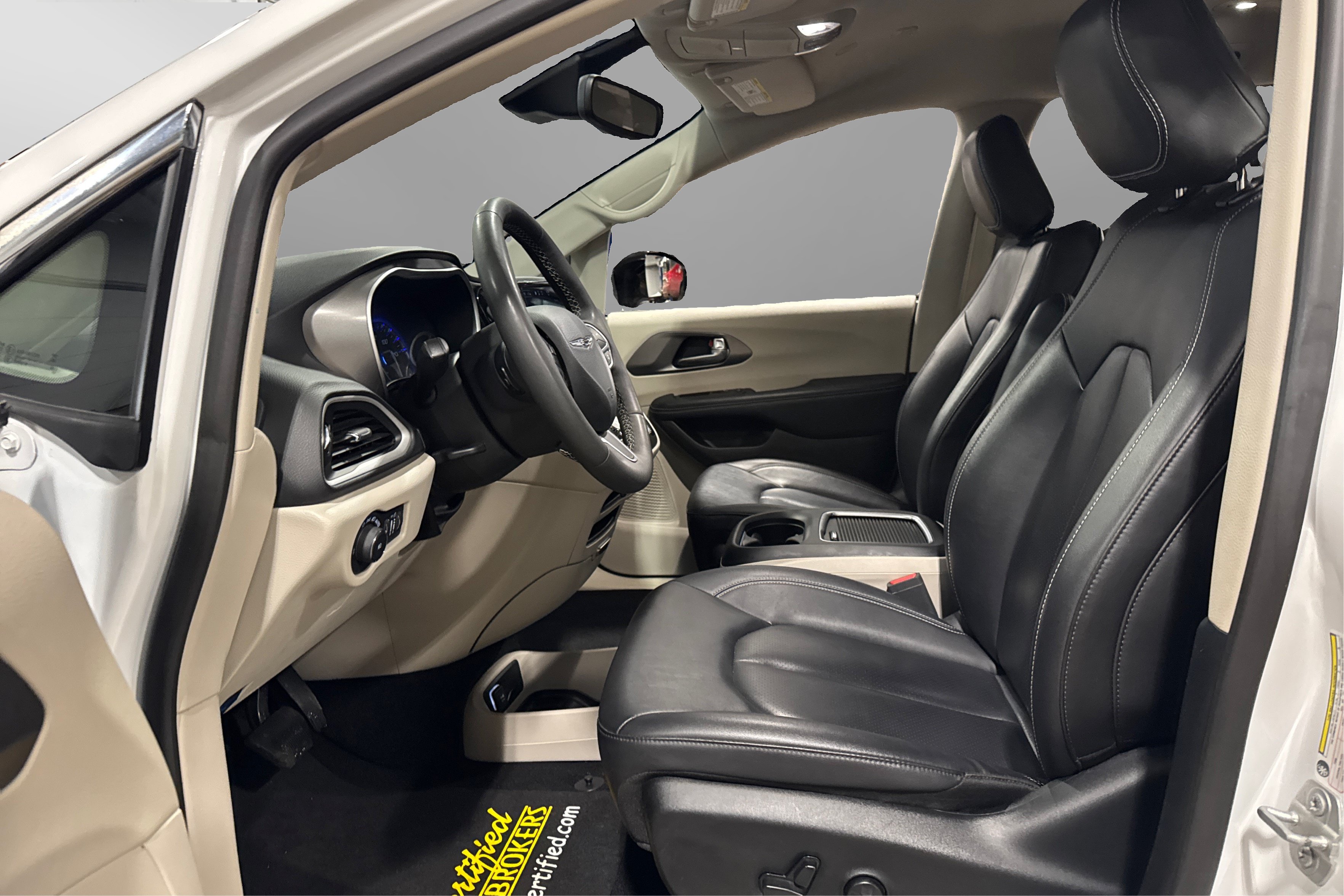 Used 2024 Chrysler Pacifica Touring-L FWD image 18