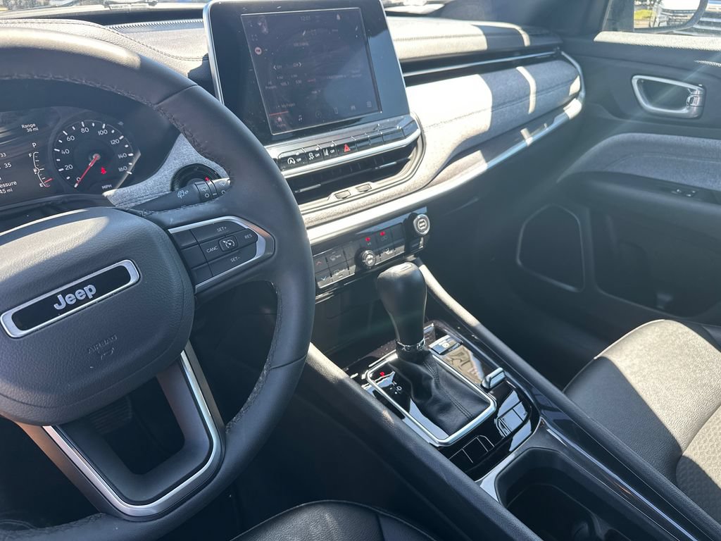 Used 2025 Jeep Compass Latitude AWD/4WD image 31