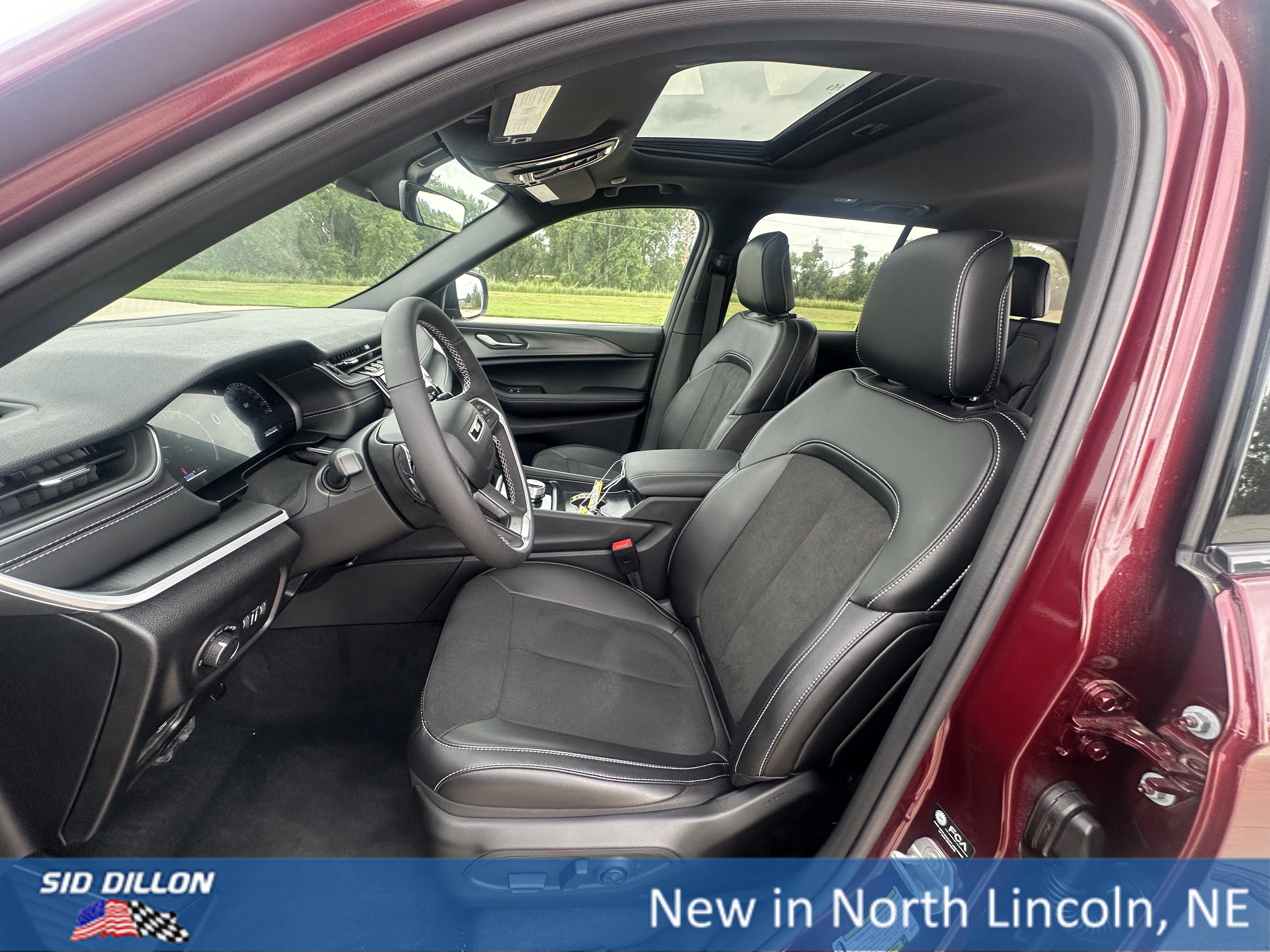 New 2025 Jeep Grand Cherokee Laredo image 14