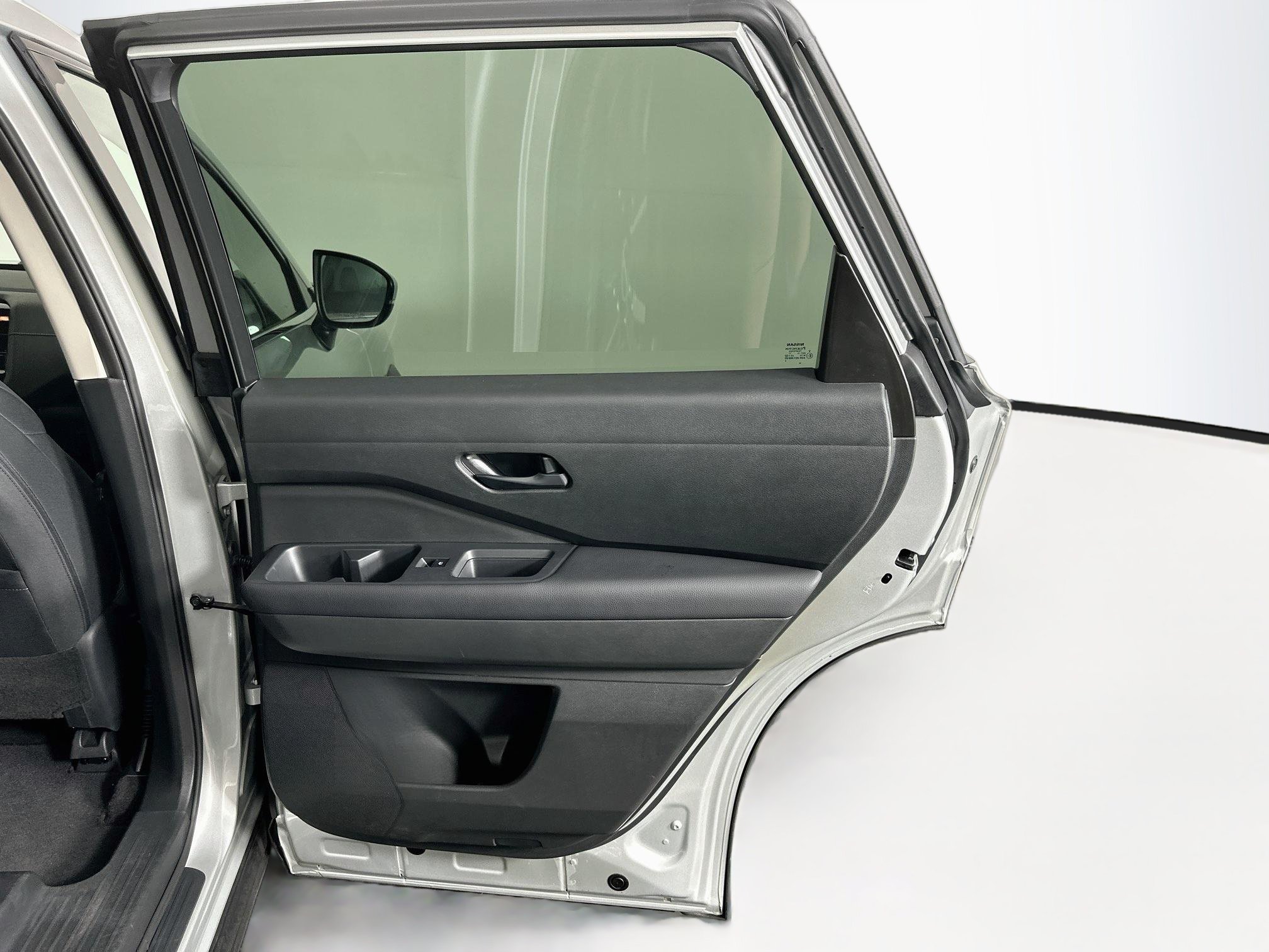 Used 2025 Nissan Pathfinder SV FWD image 31