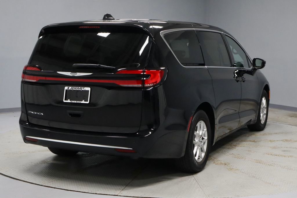Used 2025 Chrysler Pacifica Select FWD image 11