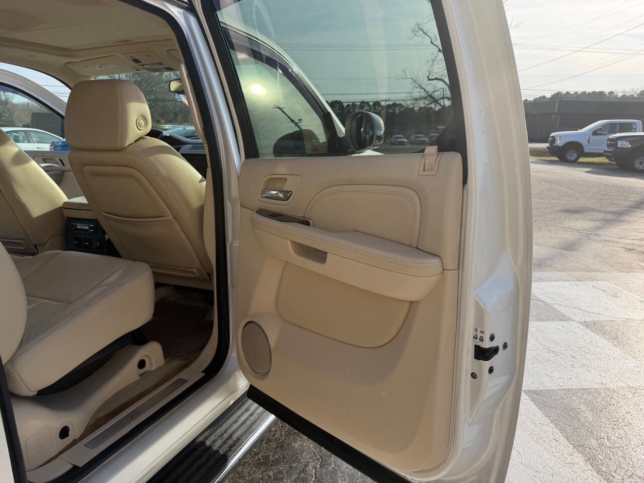 Used 2008 Cadillac Escalade EXT image 16
