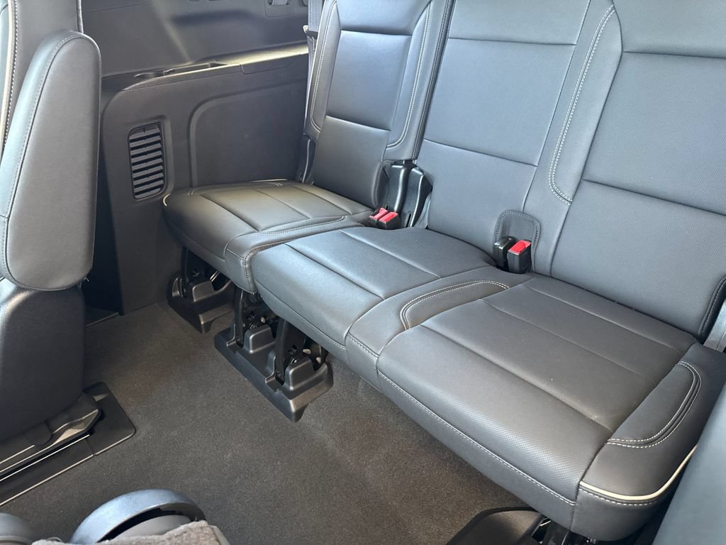 Used 2025 Chevrolet Suburban Premier RWD image 16