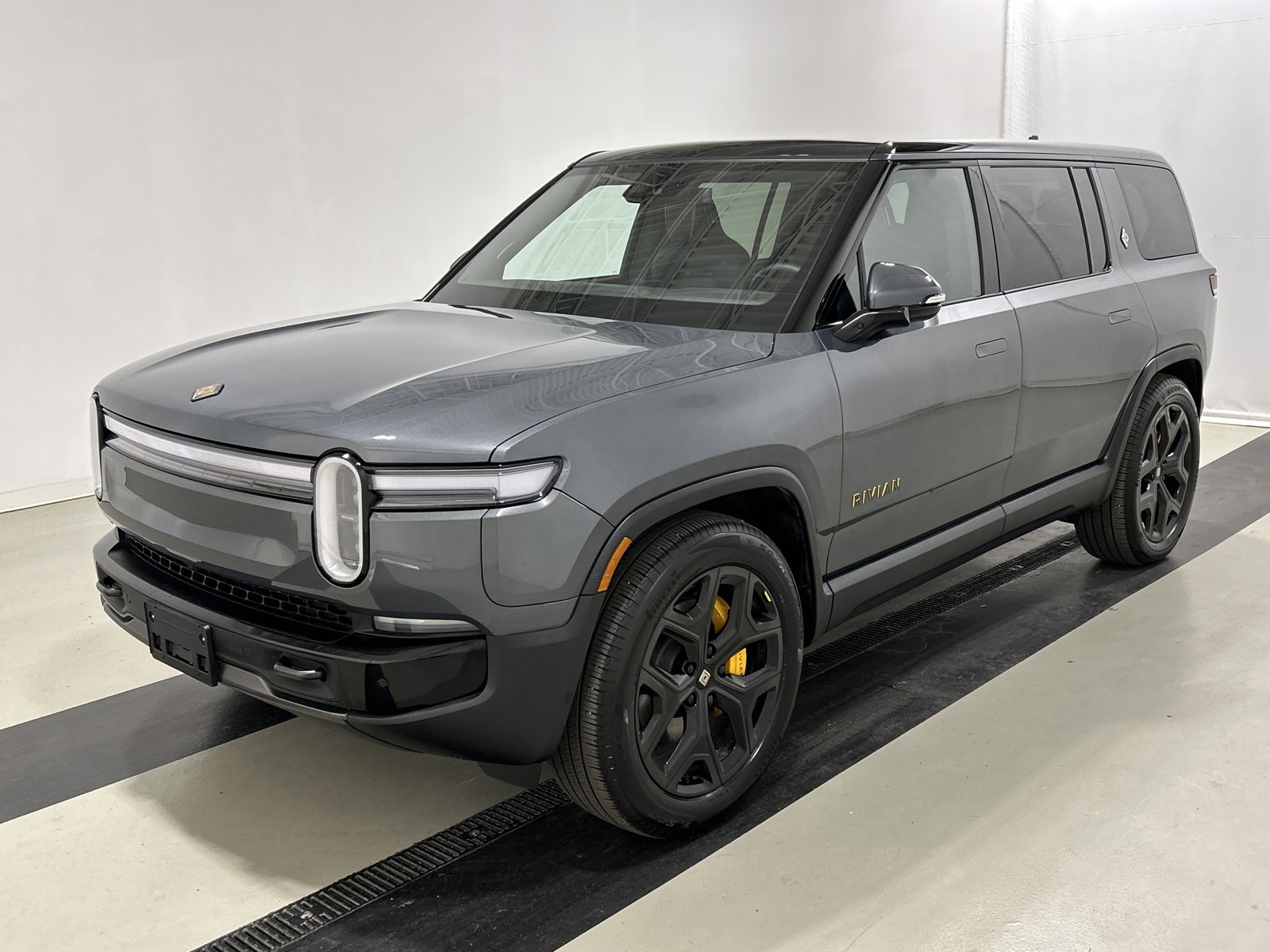 Used 2025 Rivian R1S Premium image 1