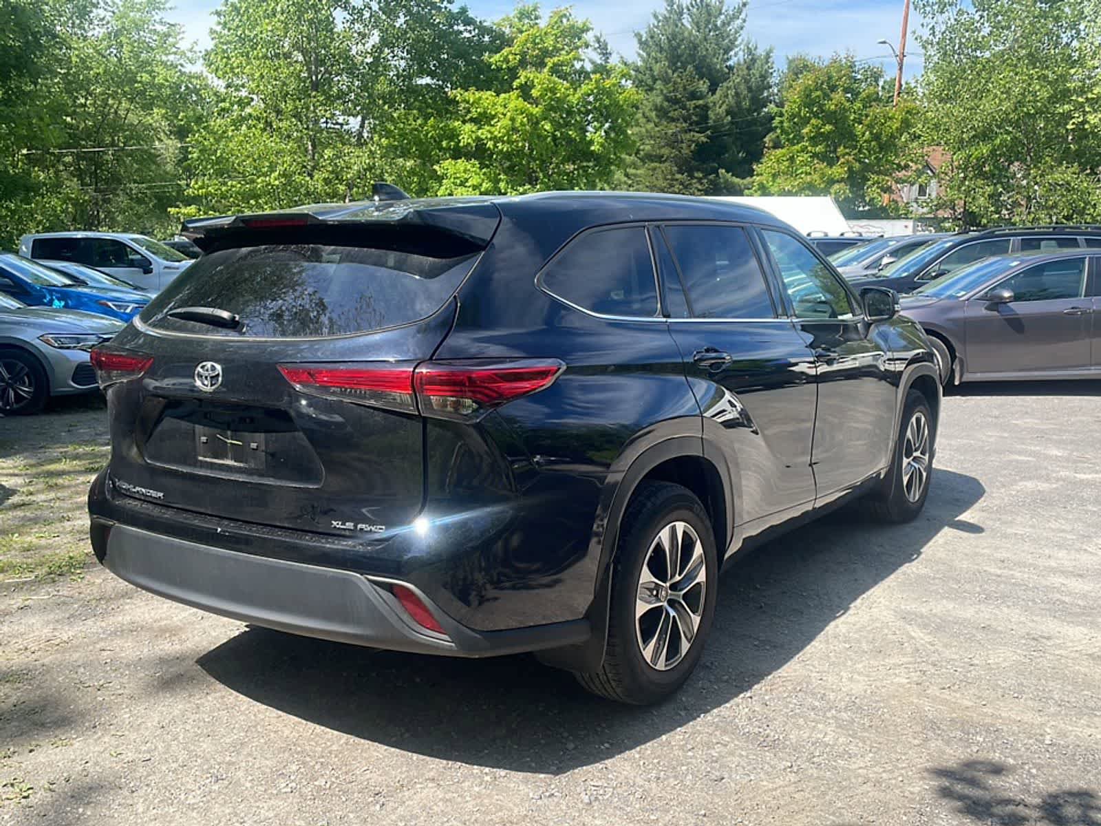 Used 2022 Toyota Highlander XLE AWD/4WD image 9