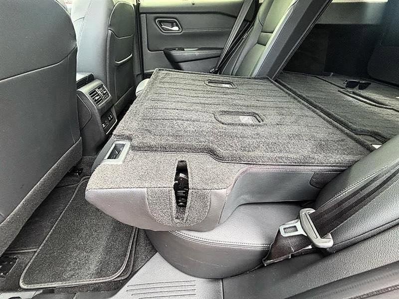 Used 2025 Nissan Rogue SL w/ Tech Package image 42