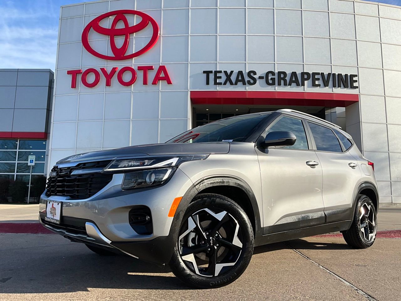 Used 2025 Kia Seltos S image 2