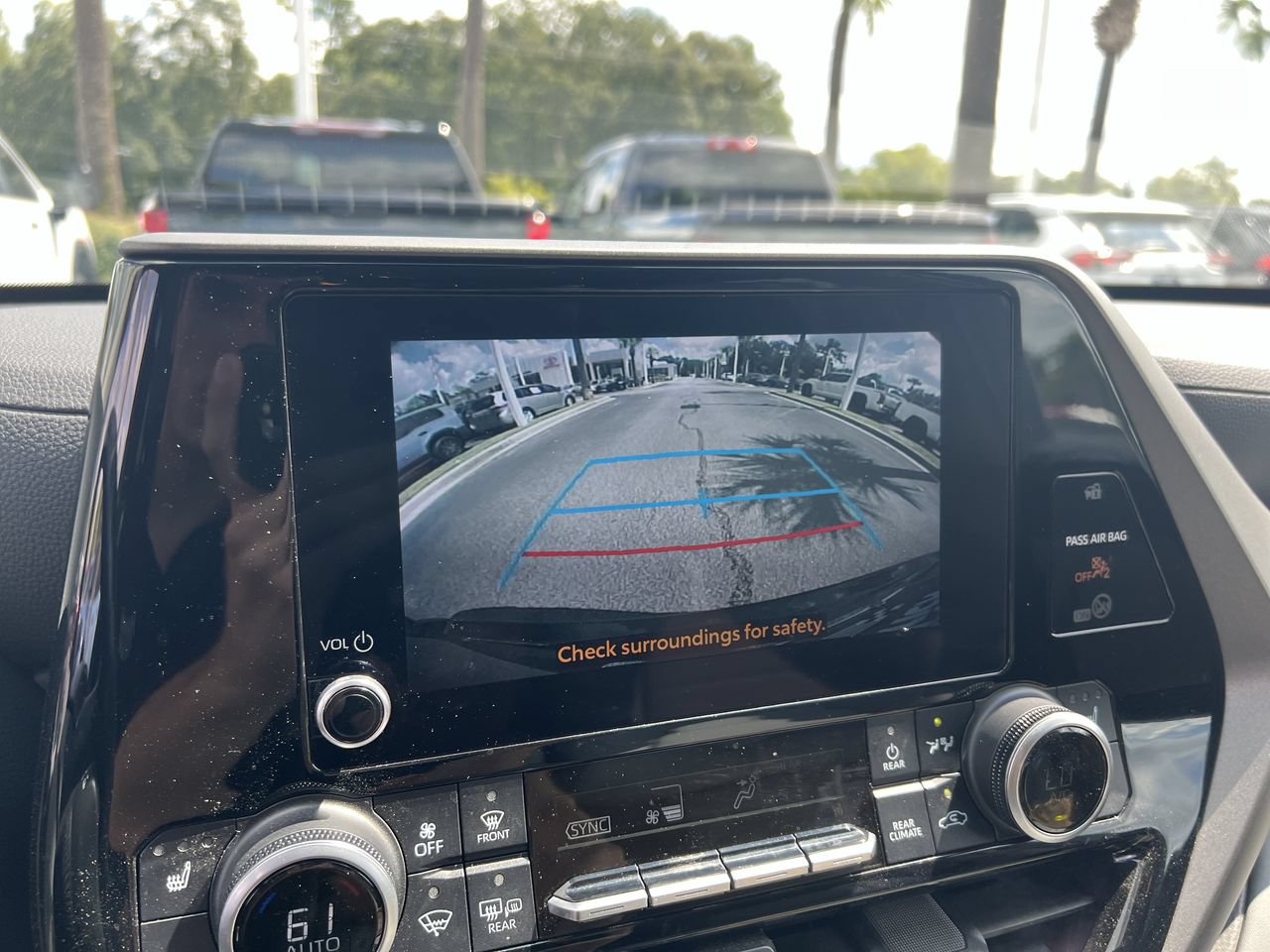 Used 2023 Toyota Highlander XLE FWD image 25