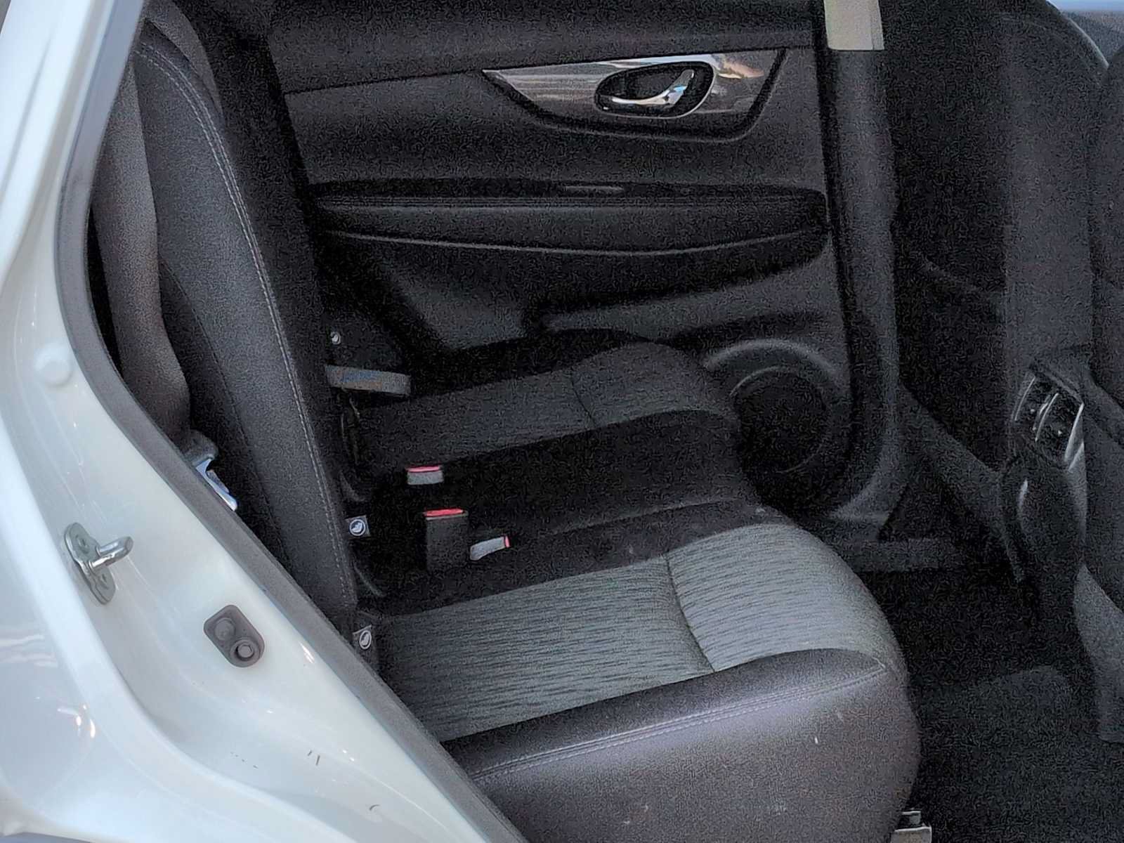 Used 2017 Nissan Rogue SV w/ SV Family Package AWD/4WD image 20