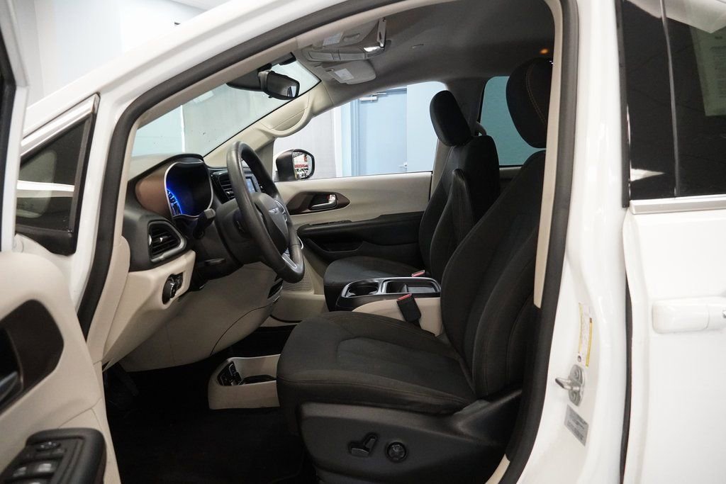 Used 2017 Chrysler Pacifica Touring Plus image 4