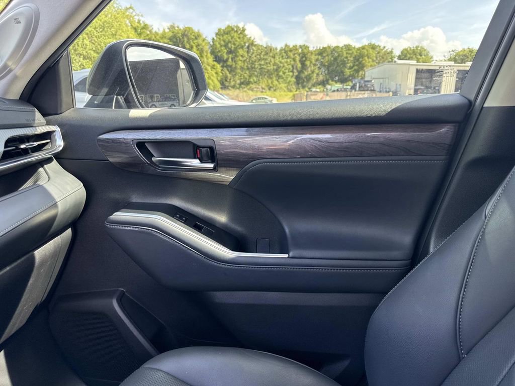Used 2022 Toyota Highlander Platinum image 23