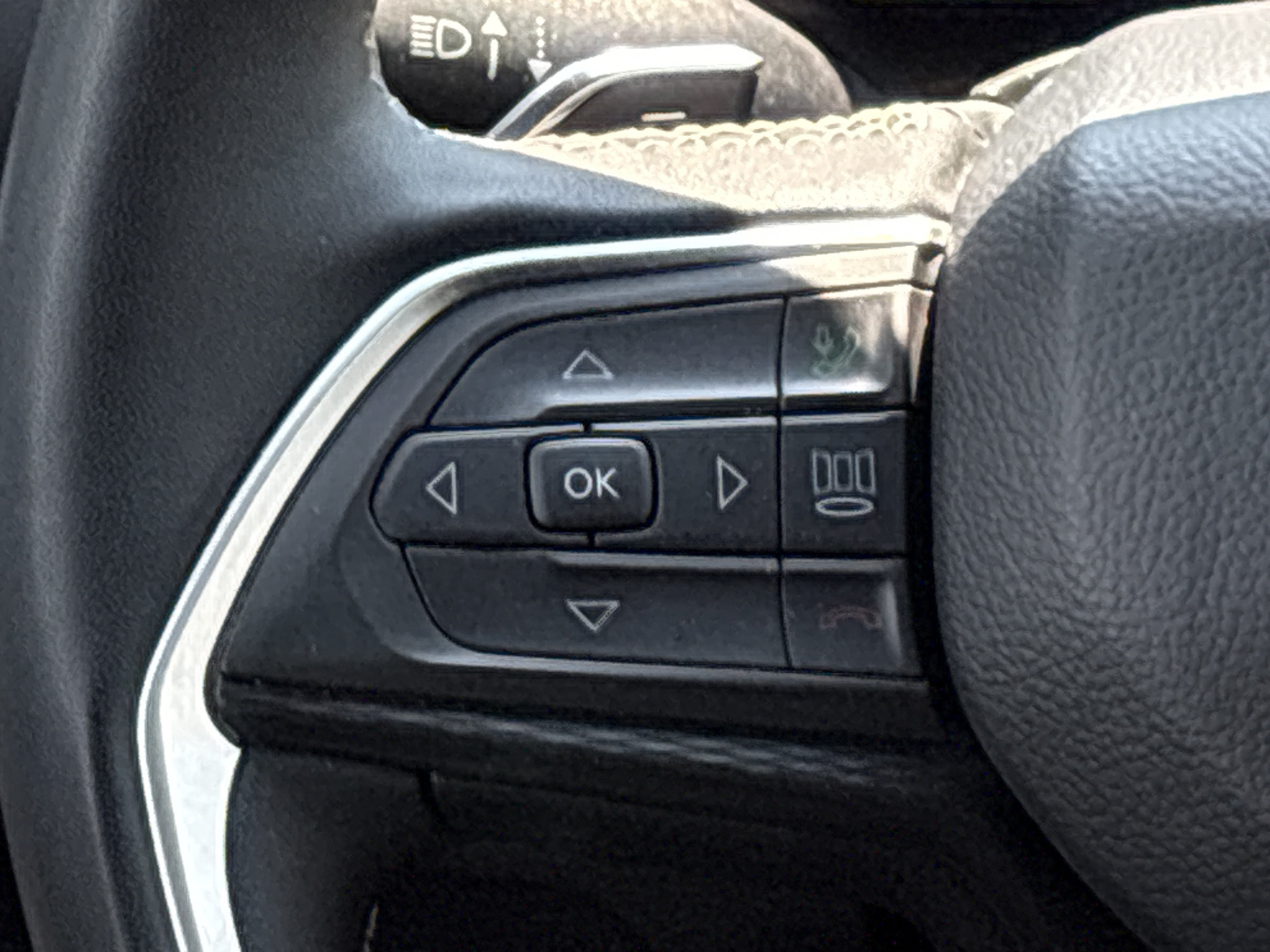 Used 2025 Jeep Grand Cherokee Altitude AWD/4WD image 22