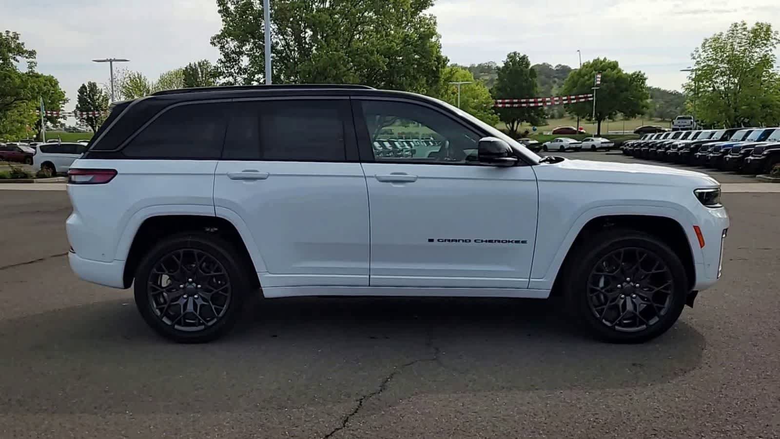 New 2026 Jeep Grand Cherokee Summit w/ Obsidian Package AWD/4WD image 9