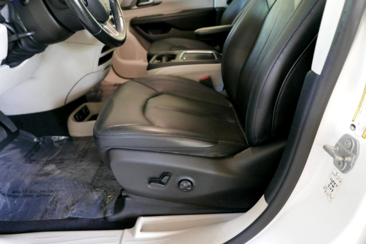 Used 2021 Chrysler Pacifica Touring-L image 9