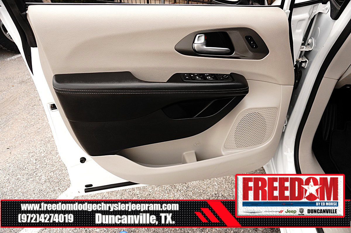 Used 2024 Chrysler Pacifica Touring-L FWD image 38