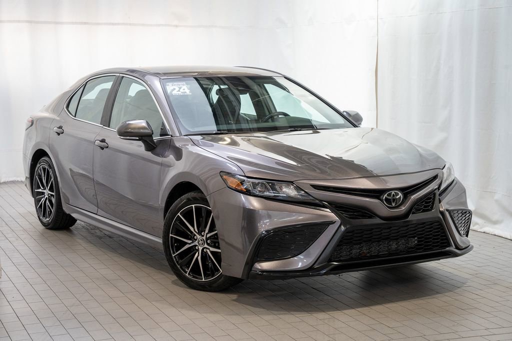 Used 2024 Toyota Camry SE image 1
