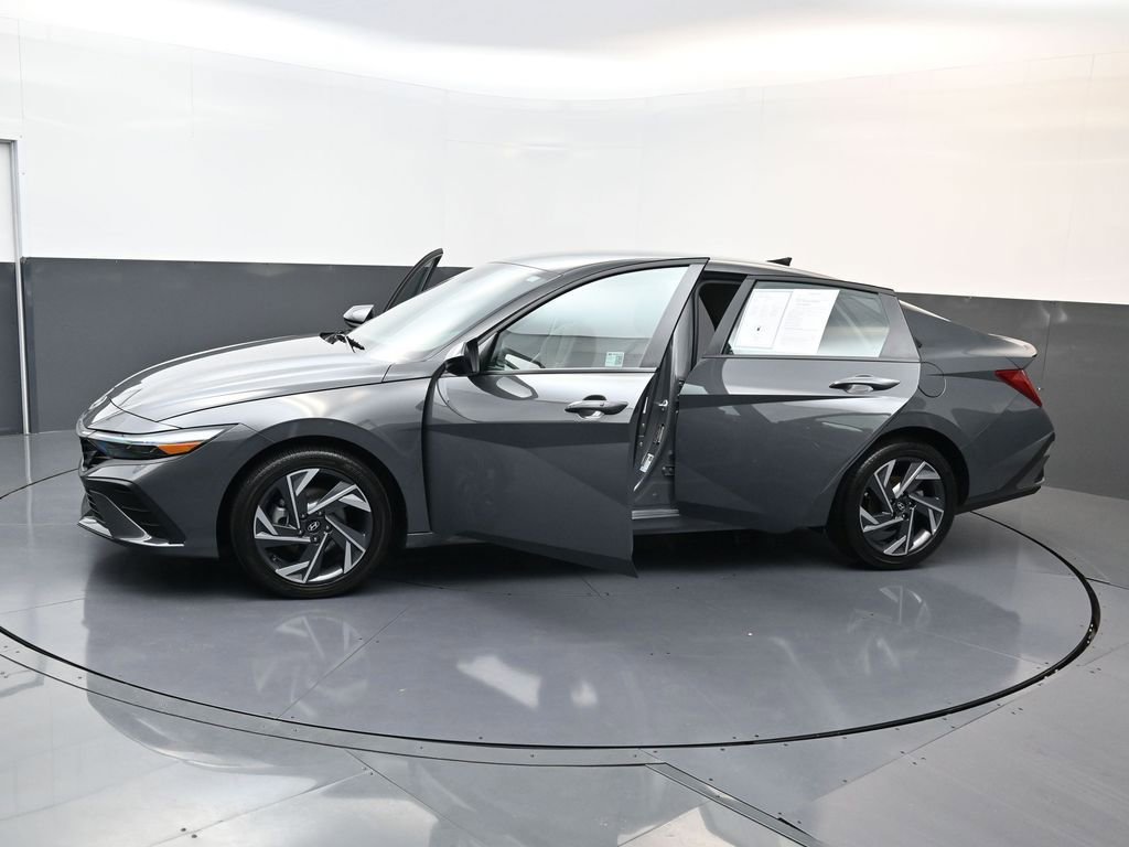 Certified 2025 Hyundai Elantra SEL image 31