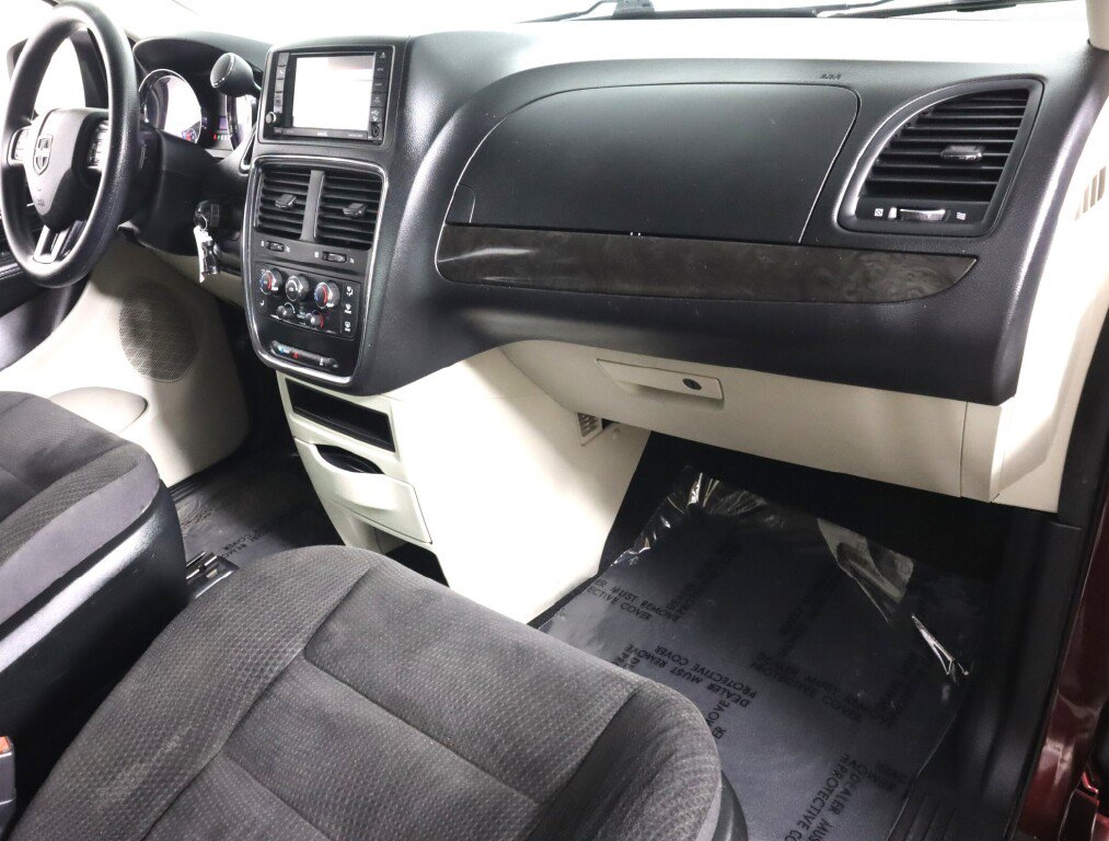 Used 2018 Dodge Grand Caravan SE w/ UConnect Hands-Free Group image 31