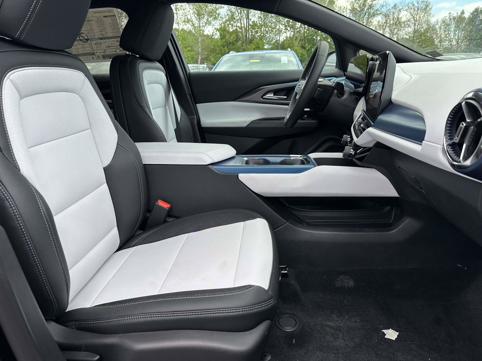 New 2026 Chevrolet Equinox EV LT w/ LPO, Blackout Package FWD image 25