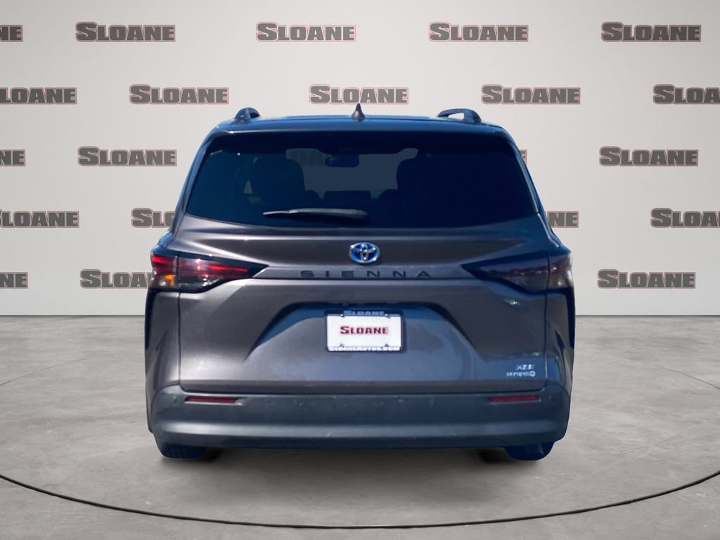 Used 2024 Toyota Sienna XLE FWD image 4