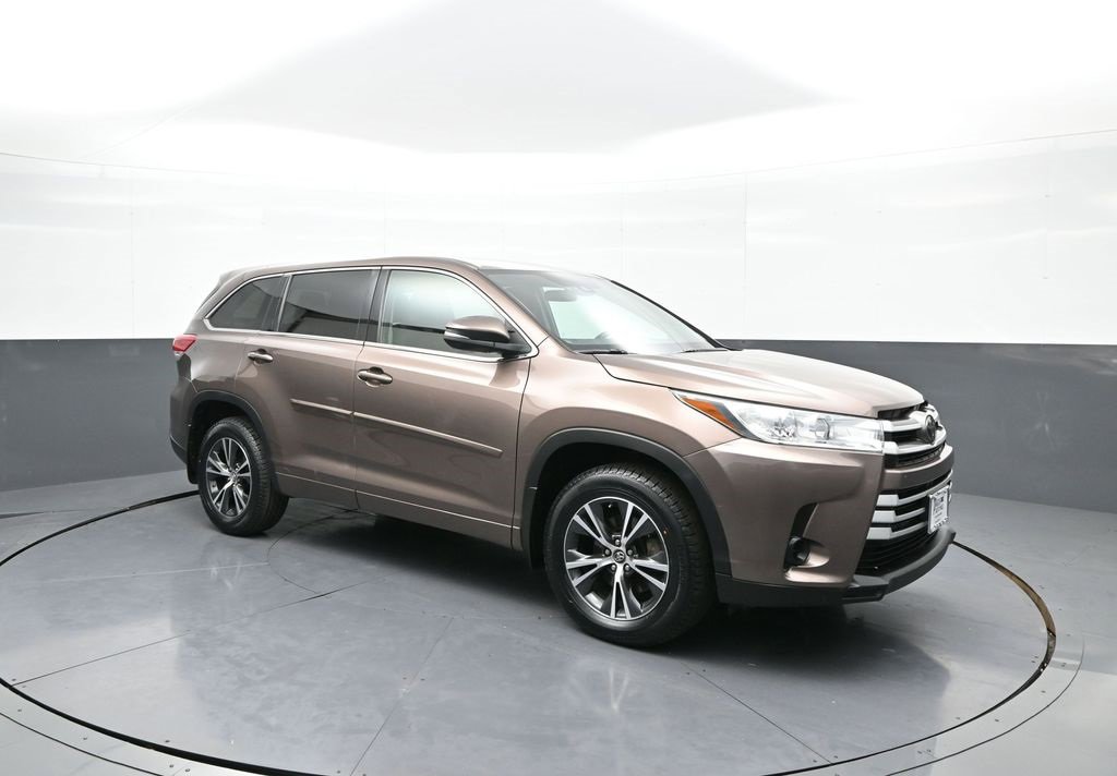 Certified 2018 Toyota Highlander LE image 4
