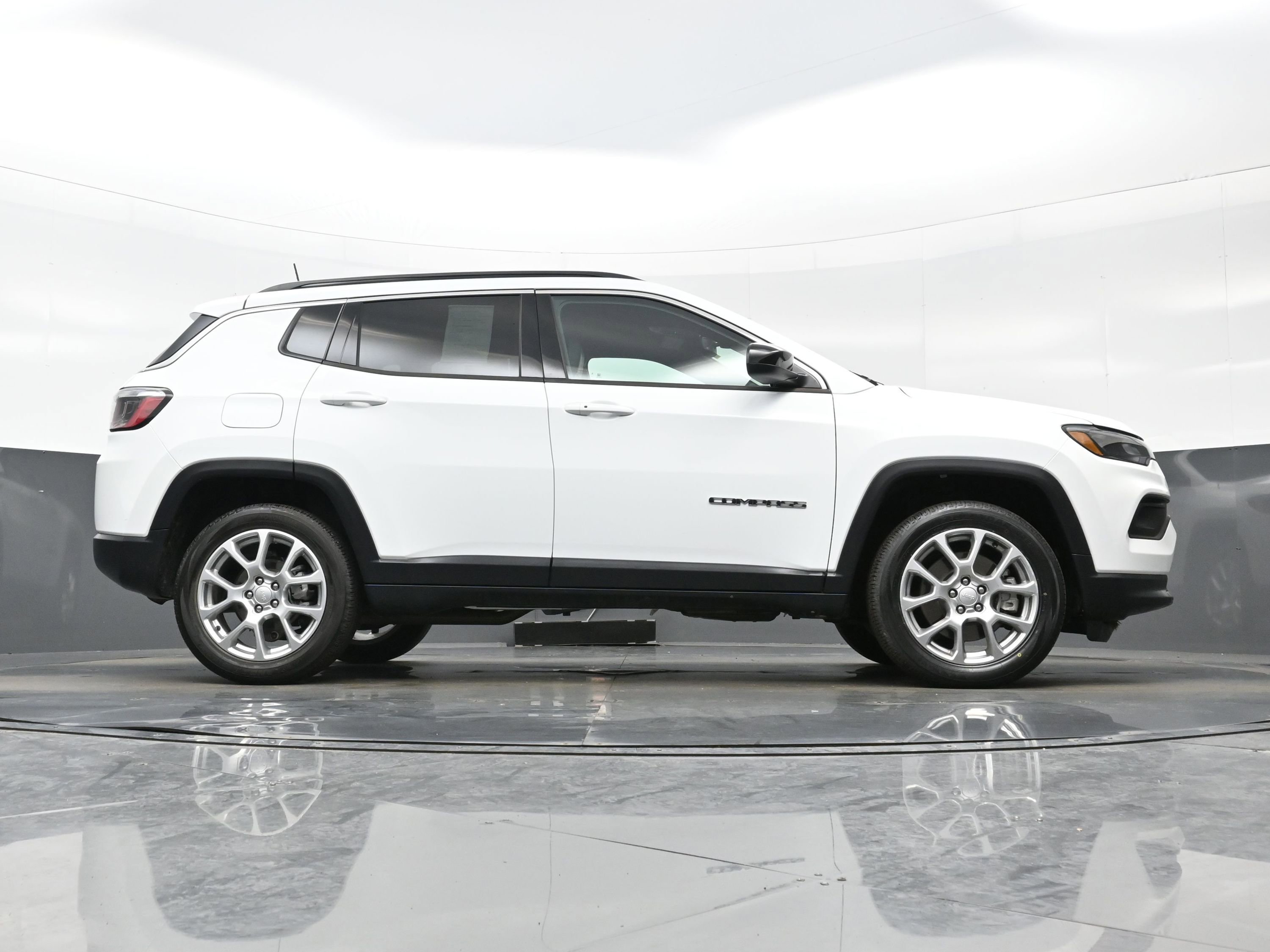 Used 2023 Jeep Compass Latitude image 32