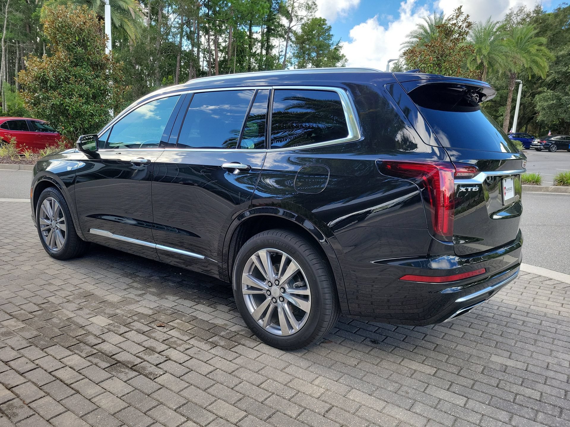 Used 2024 Cadillac XT6 Premium Luxury FWD image 2