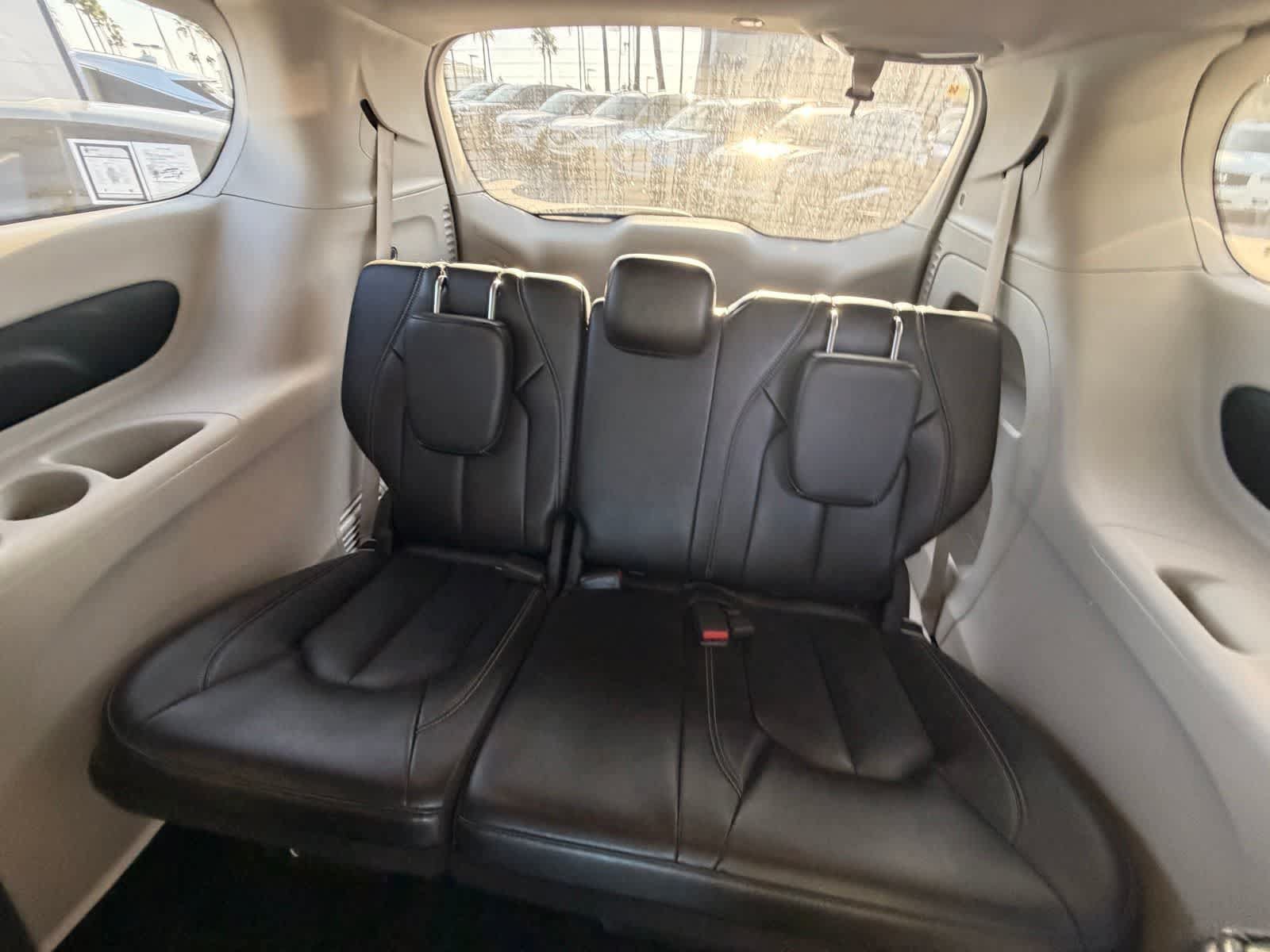 Used 2023 Chrysler Pacifica Touring-L FWD image 12