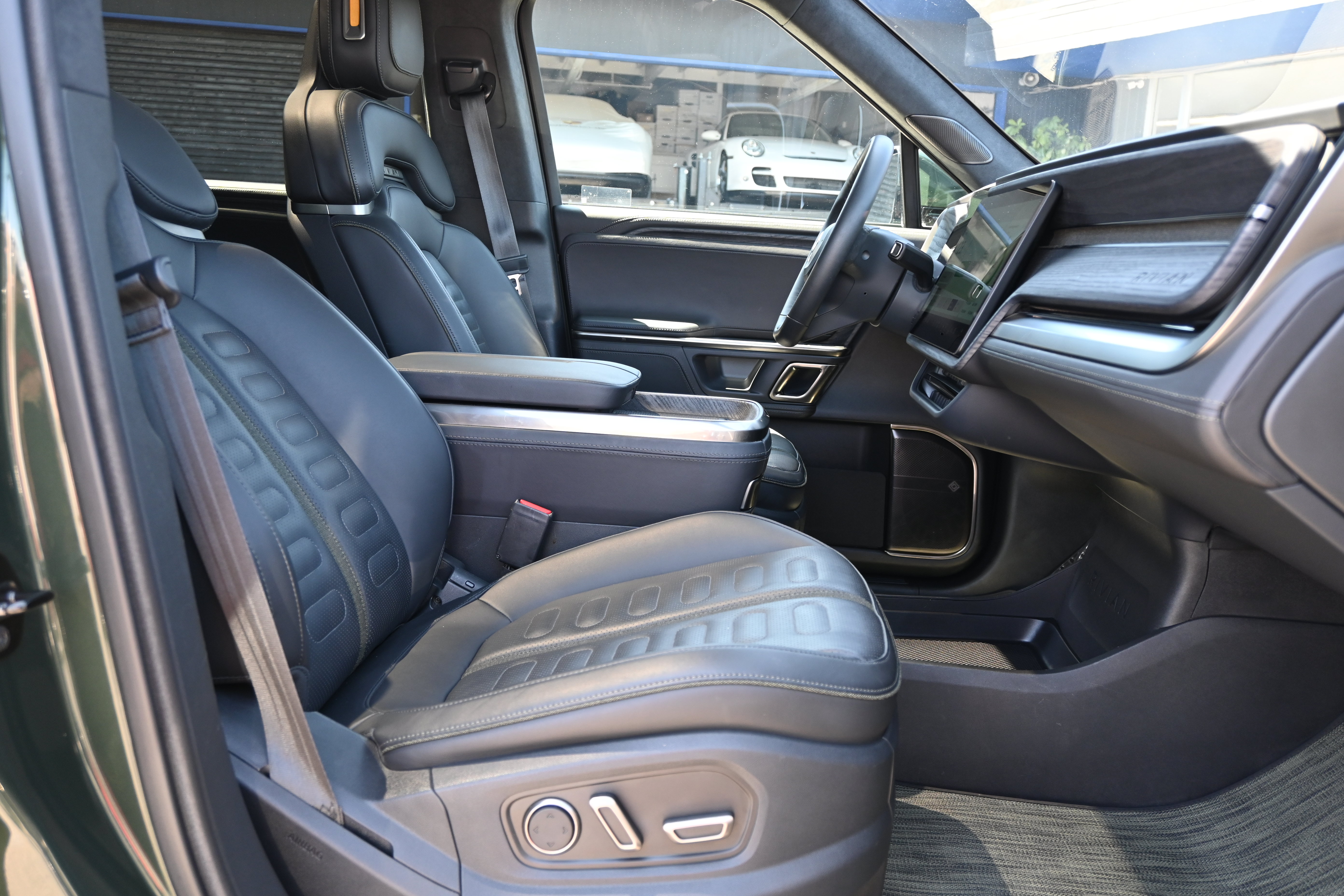 Used 2023 Rivian R1S Adventure AWD/4WD image 28