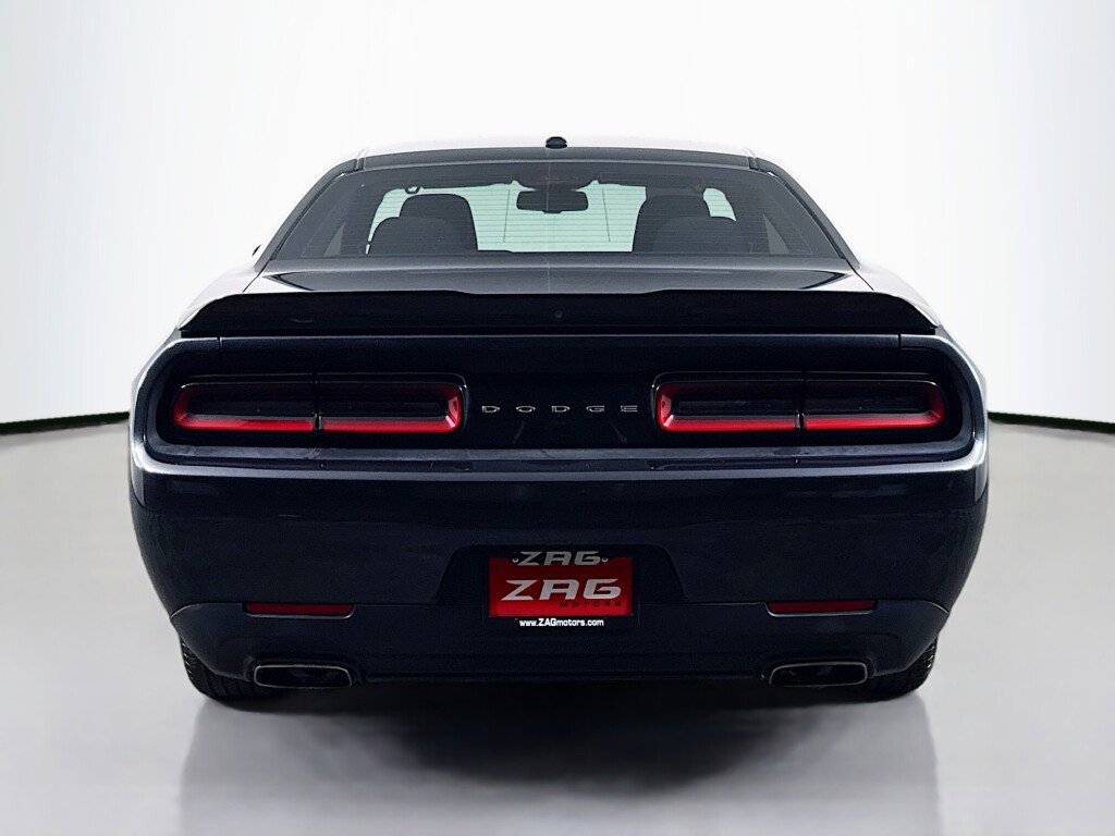 Used 2018 Dodge Challenger SXT image 4