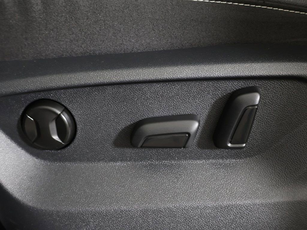 Used 2020 Volkswagen Atlas Cross Sport SE image 32