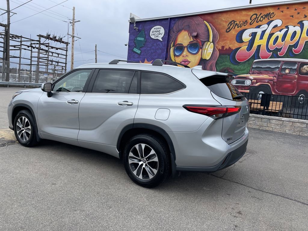 Used 2023 Toyota Highlander XLE image 3