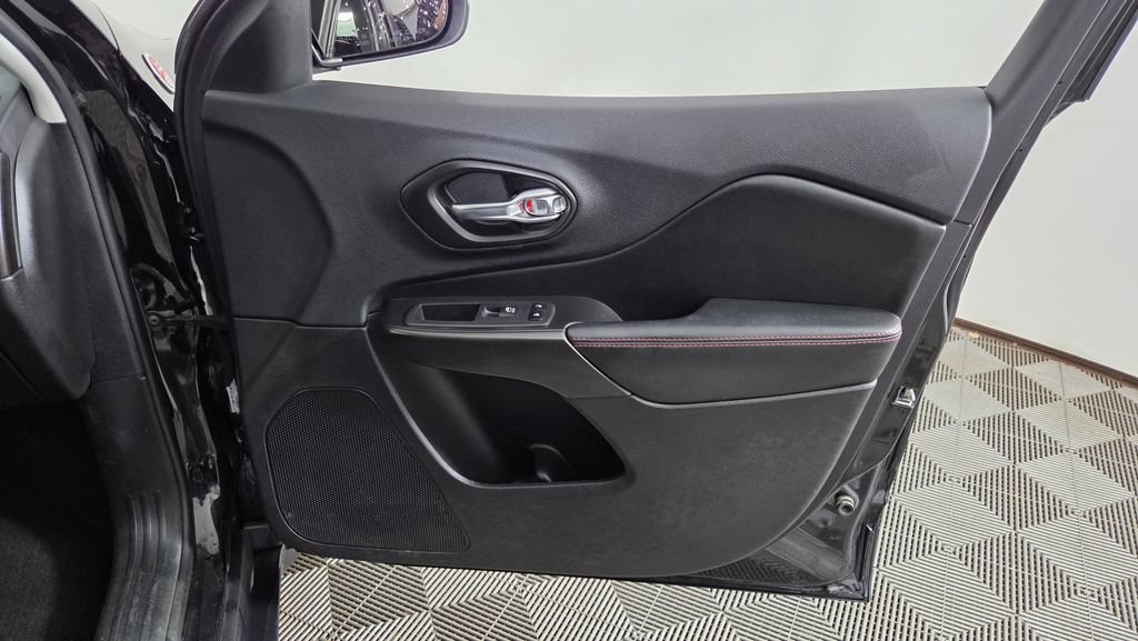 Used 2020 Jeep Cherokee Trailhawk AWD/4WD image 31