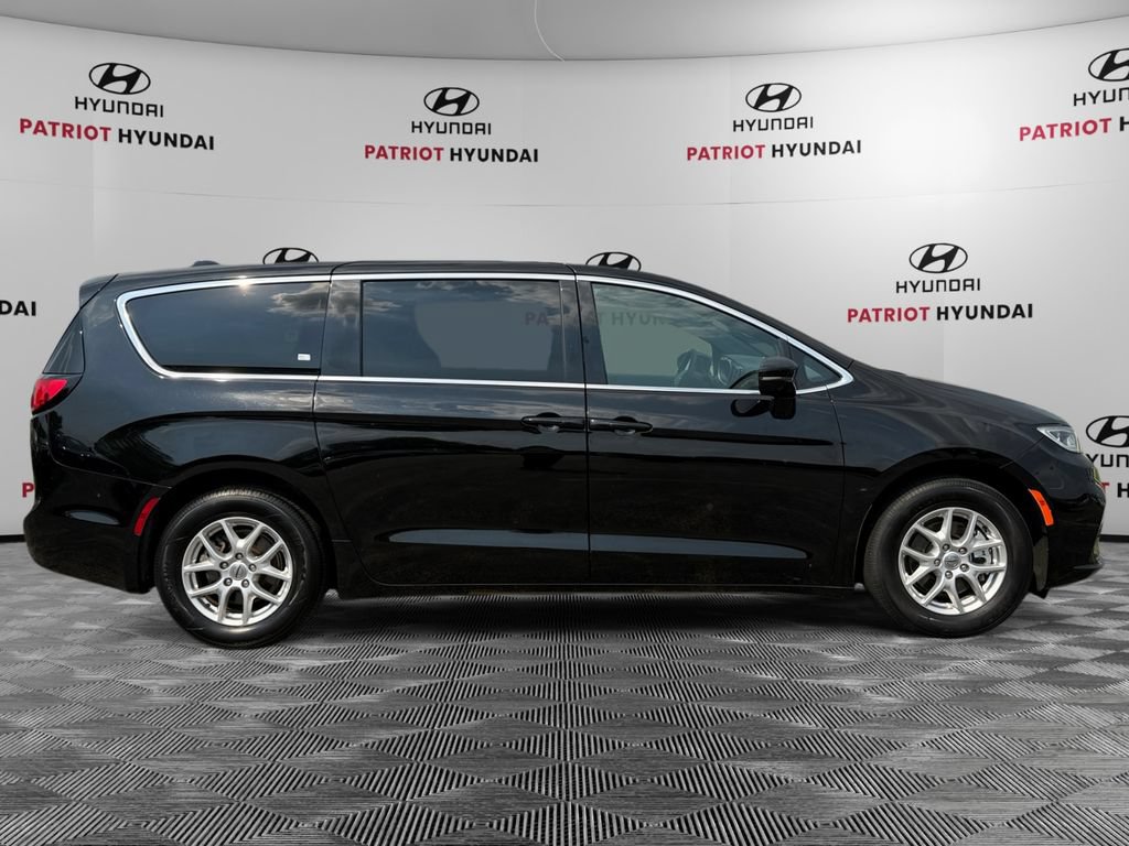 Used 2025 Chrysler Pacifica Select FWD video 2